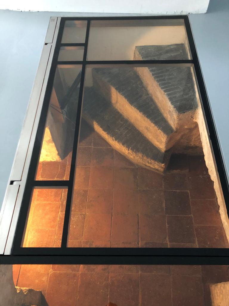 Glazen vloerluik met actuator