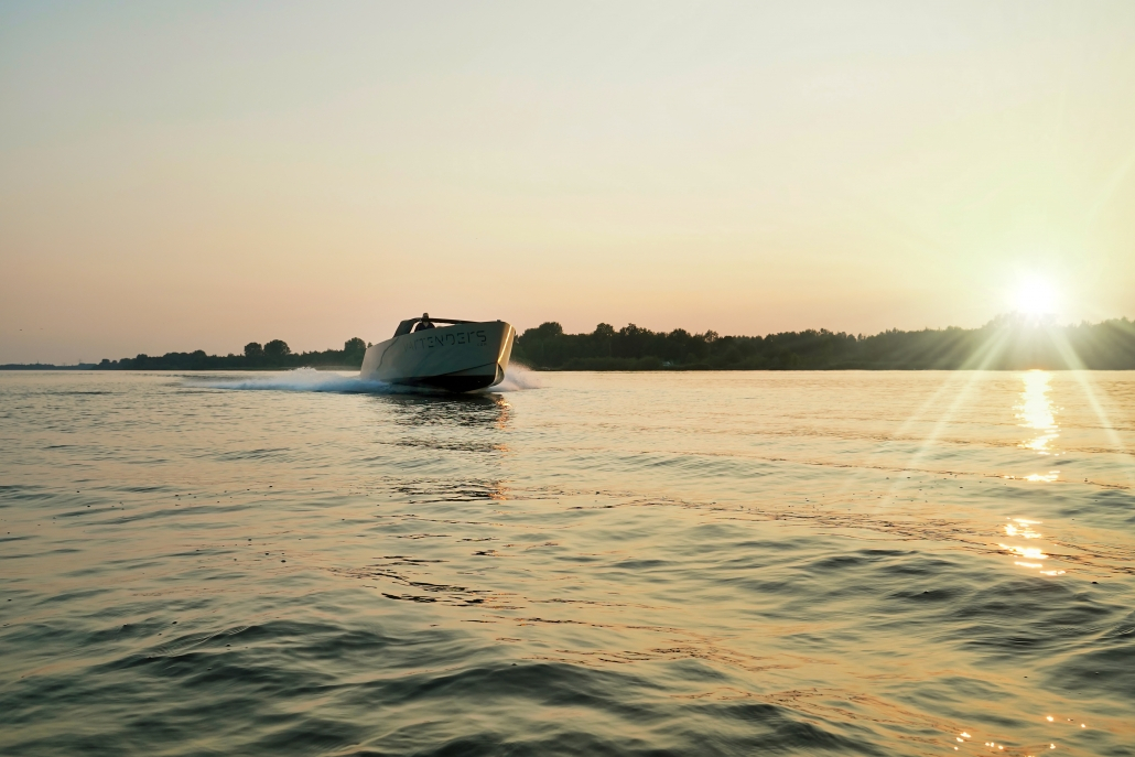 Foto van een jacht van VAR Tenders op het water