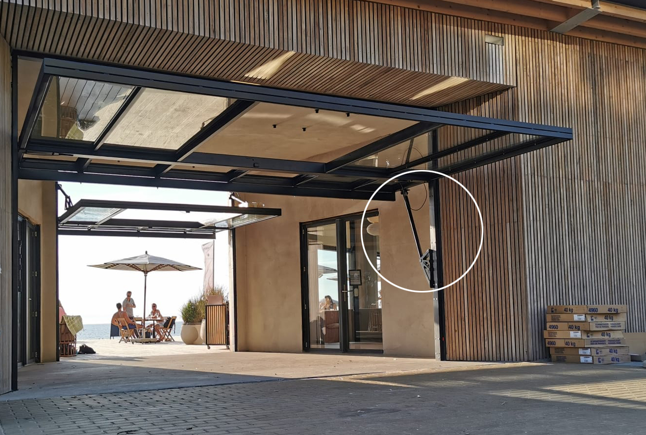 De actuatoren bevestigd aan de pui op locatie