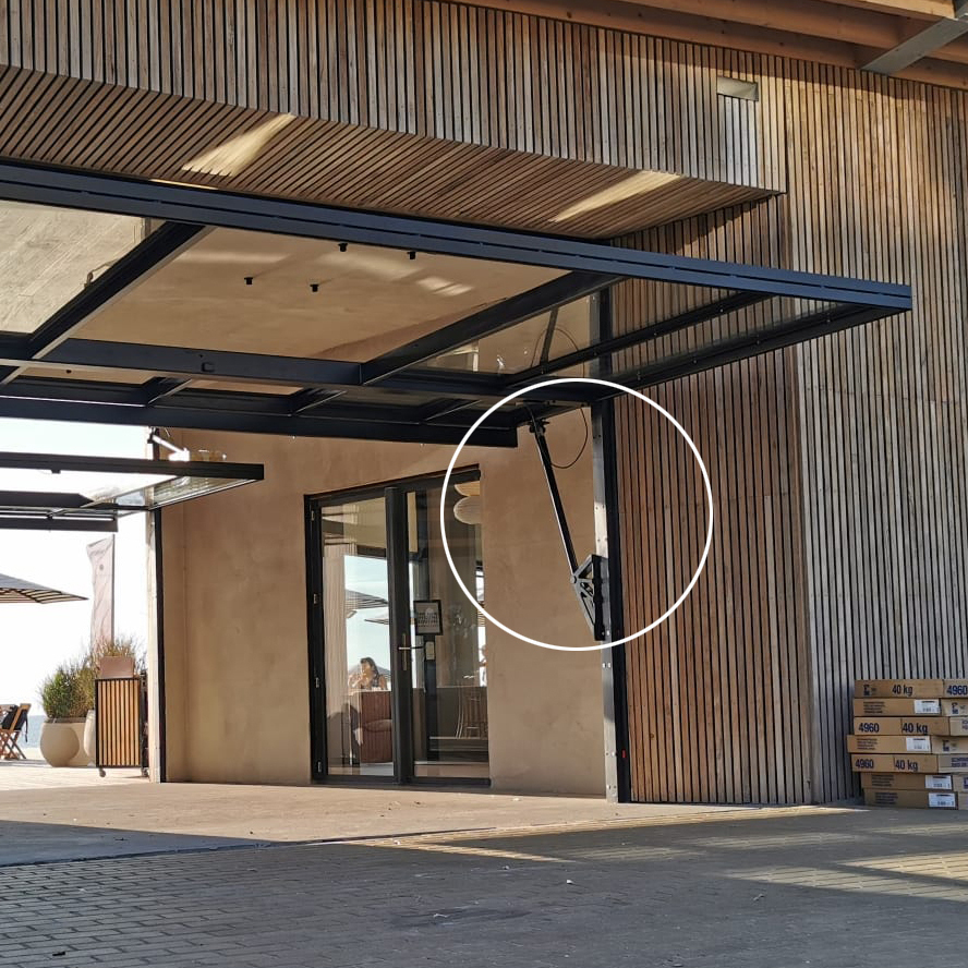 Lineaire actuator voor het openen van een restaurant pui van een strandtent