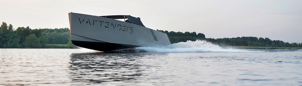 Foto van een jacht van VAR Tenders op het water