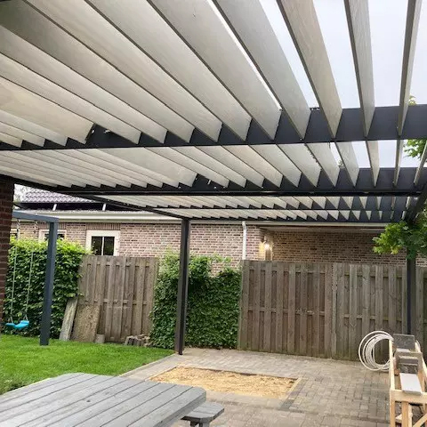 Terrasoverkapping bedienbaar via elektrische actuator